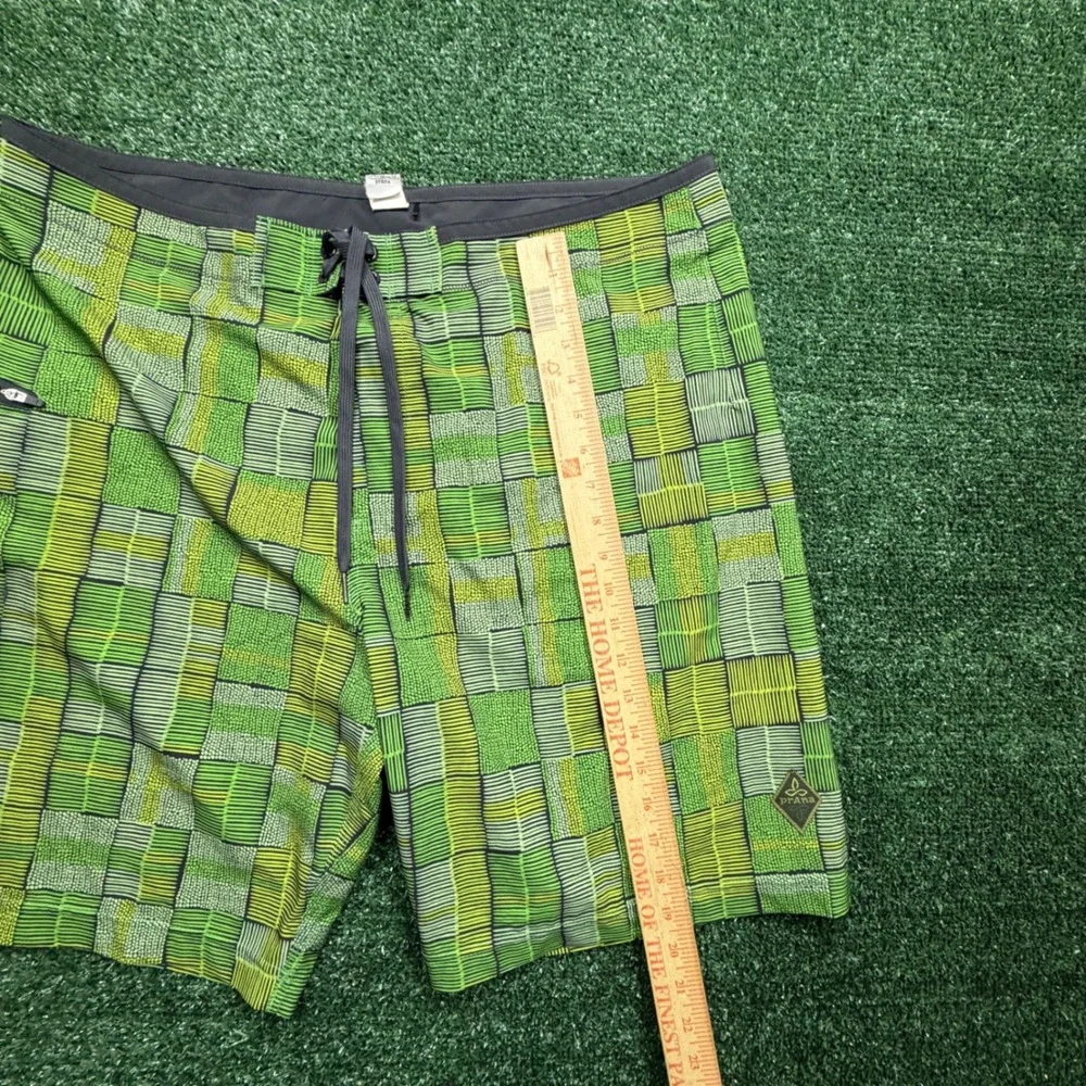 SURFER Mens Board Shorts Size 38 Green Yellow Geometric UPF 50 Swim Trunks Y2K